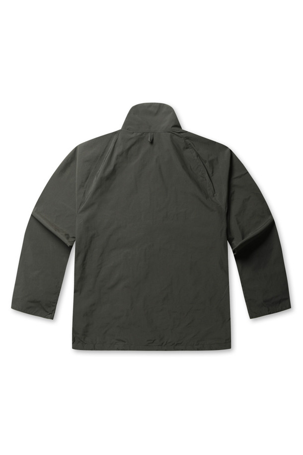 (NANAMICA) 2L PERTEX UNLIMITED FIELD 재킷 - 다크 올리브는 아웃도어 활동과 일상생활 모두에 적합한 남성용 필드 재킷입니다. 봄, 가을에 착용하기 좋은 얇은 두께감으로, 부드러운 촉감과 레귤러핏으로 편안한 착용감을 선사합니다. 방수 및 투습 기능이 있으며, 내부 지퍼 포켓과 밑단 조절이 가능하여 실용성을 높였습니다. 다크 올리브 색상의 무지 디자인에 안감은 체크 패턴으로 포인트를 주어 캐주얼, 클래식, 고프코어 스타일을 연출할 수 있습니다. 여행, 산책, 캠핑 등 다양한 TPO에 활용 가능합니다.
