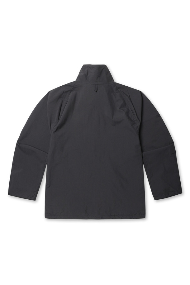 (NANAMICA) 2L PERTEX UNLIMITED FIELD SHORT JACKET - BLACK (나나미카 2L 퍼텍스 언리미티드 필드 숏 재킷 - 블랙)입니다. 일상과 출근룩, 여행룩에 적합하며, 캐주얼, 미니멀, 클래식 스타일을 연출할 수 있습니다. 봄, 가을에 어울리는 숏 기장의 블랙 컬러 필드 재킷으로, 방수 및 투습 기능을 갖췄습니다. 부드러운 촉감의 나일론, 면, 폴리에스터, 코듀로이 혼방 소재로 제작되었으며, 내부 하우스 체크 무늬 안감과 코듀로이 칼라, 조절 가능한 밑단, 내부 지퍼 포켓 등의 특징을 가지고 있습니다. 긴소매 집업 스타일의 무지 디자인으로, 다양한 코디에 활용하기 좋습니다.
