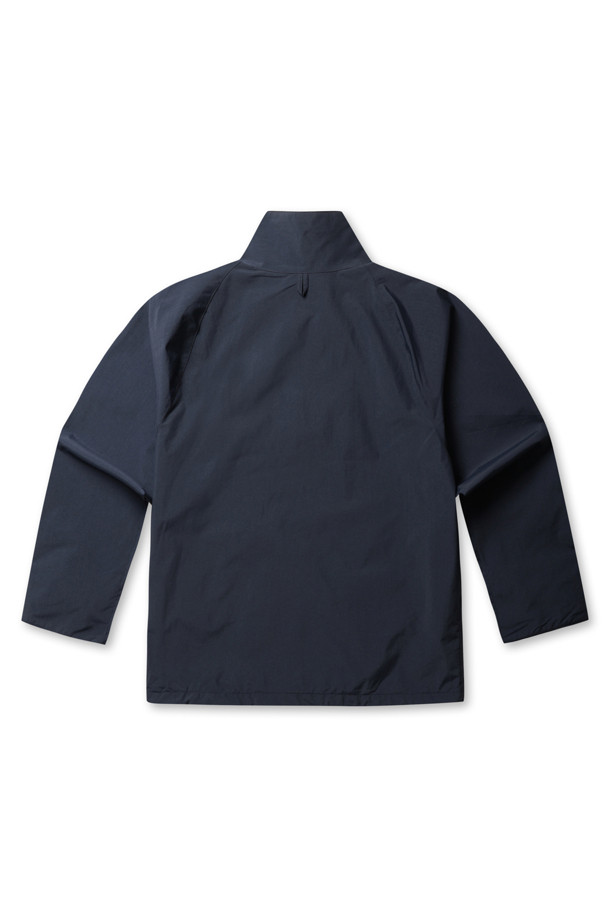 (NANAMICA) 2L PERTEX UNLIMITED FIELD SHORT 재킷 - 다크 네이비는 일상 및 아웃도어 활동에 적합한 남성용 필드 재킷입니다. 얇은 두께감의 PERTEX® UNLIMITED 소재를 사용하여 방수 및 투습 기능을 제공하며, 안감은 오가닉 코튼과 쿨맥스® 소재로 제작되어 쾌적한 착용감을 선사합니다. 다크 네이비 컬러에 무지, 하우스체크 패턴으로 캐주얼하고 미니멀한 스타일을 연출하며, 칼라 안쪽의 코듀로이 디테일이 특징입니다. 레귤러핏으로 제작되었으며, 지퍼형 여밈 방식과 내부 지퍼 포켓, 밑단 조절 기능으로 실용성을 더했습니다. 봄, 가을 시즌에 여행, 산책, 캠핑룩으로 활용하기 좋습니다.
