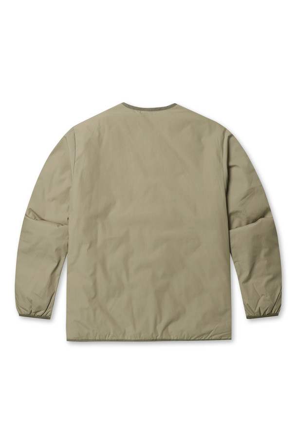 (NANAMICA) 리버서블 다운 카디건 - 카키 베이지는 일상과 출근룩에 모두 활용하기 좋은 남성용 아우터입니다. 밀리터리, 베이직 스타일을 기반으로 클래식, 미니멀, 캐주얼 룩에 매치하기 용이합니다. 두꺼운 두께감의 폴리에스터, 코튼 혼방 소재로 제작되었으며, 리버서블 디자인과 다운 충전재를 통해 보온성을 높였습니다. 레귤러핏의 무지 디자인 카디건으로, 버튼 여밈 방식과 긴 소매 기장을 갖추었습니다. 가을, 겨울 시즌에 활용하기 좋은 실용적인 아이템입니다.
