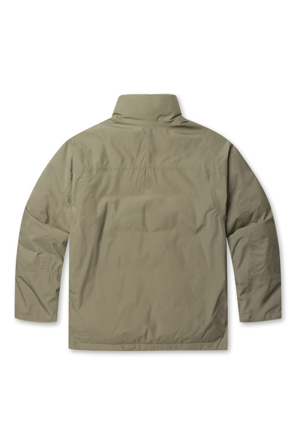 (NANAMICA) 고어텍스 숏 다운 재킷은 남성을 위한 겨울철 아우터입니다. ePE 고어텍스 2층 구조로 제작되어 방수, 발수, 투습 기능을 제공하며, 심테이프 방수 처리와 내부 리브 처리가 특징입니다. 카키 베이지 컬러의 무지 디자인으로 미니멀하고 스포티한 스타일을 연출하며, 등산, 캠핑, 출근 등 다양한 TPO에 활용 가능합니다. 광전자® 다운 충전재를 사용하여 보온성을 높였으며, 레귤러핏의 숏패딩 형태로 편안한 착용감을 선사합니다.
