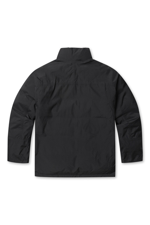 나나미카(NANAMICA)의 고어텍스(GORE-TEX) 숏 다운 재킷은 겨울철 일상과 아웃도어 활동에 적합한 남성용 다운 재킷입니다. 블랙 컬러의 무지 디자인으로 미니멀하고 스포티한 스타일을 연출하며, 레귤러핏으로 편안한 착용감을 제공합니다. 발수, 투습 기능을 갖춘 고어텍스(GORE-TEX) 소재와 두꺼운 두께감으로 뛰어난 보온성을 자랑하며, 안감은 리사이클 폴리에스터 립스탑을 사용하여 내구성을 높였습니다. 스냅과 지퍼 여밈 방식, 긴 소매 기장, 리브 처리, 보안용 지퍼 포켓 등의 디테일이 돋보이며, 출근룩과 여행룩에도 잘 어울립니다. 방수, 투습, 보온 기능을 갖춘 이 재킷은 겨울철 스타일과 기능성을 모두 만족시키는 아이템입니다.
