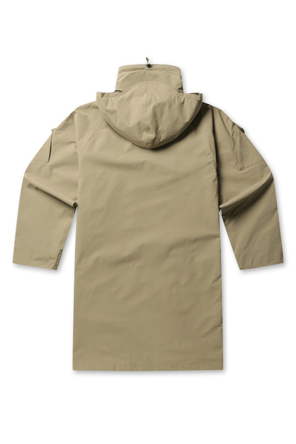 (NANAMICA) 2L 나일론 고어텍스 크루저 코트 - 카키 베이지는 남성용 아우터로, 일상과 아웃도어 활동 모두에 적합합니다. 봄, 가을, 겨울 계절에 착용 가능하며, 밀리터리와 아웃도어 스타일을 연출할 수 있습니다. 무지 패턴의 레귤러핏 코트로, 지퍼형 여밈 방식을 갖추고 있습니다. 방수 및 투습 기능의 나일론 고어텍스 소재로 제작되었으며, 내장형 후드, 심테이프 가공, 내부 지퍼 포켓 등의 디테일이 돋보입니다. 여행, 캠핑, 등산룩에 어울리는 고프코어, 클래식, 미니멀 스타일의 코트입니다.
