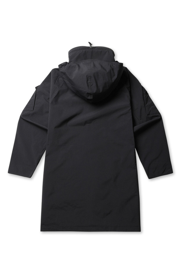 (NANAMICA) 2L 나일론 고어텍스 크루저 코트 - 블랙은 남성용 아우터로, 일상과 아웃도어 활동 모두에 적합한 디자인입니다. 블랙 컬러의 무지 패턴에 레귤러 핏, 레귤러 기장으로 미니멀, 클래식, 고프코어 스타일을 연출합니다. 나일론과 고어텍스 소재를 사용하여 방수 및 투습 기능을 제공하며, 안감은 오가닉 코튼/쿨맥스로 제작되었습니다. 두꺼운 두께감으로 봄, 가을, 겨울 계절에 착용 가능하며, 후드 내장, 심테이프 가공, 다양한 포켓 등 밀리터리 스타일의 디테일을 갖추었습니다. 출근룩과 여행룩에 활용하기 좋은 아이템입니다.
