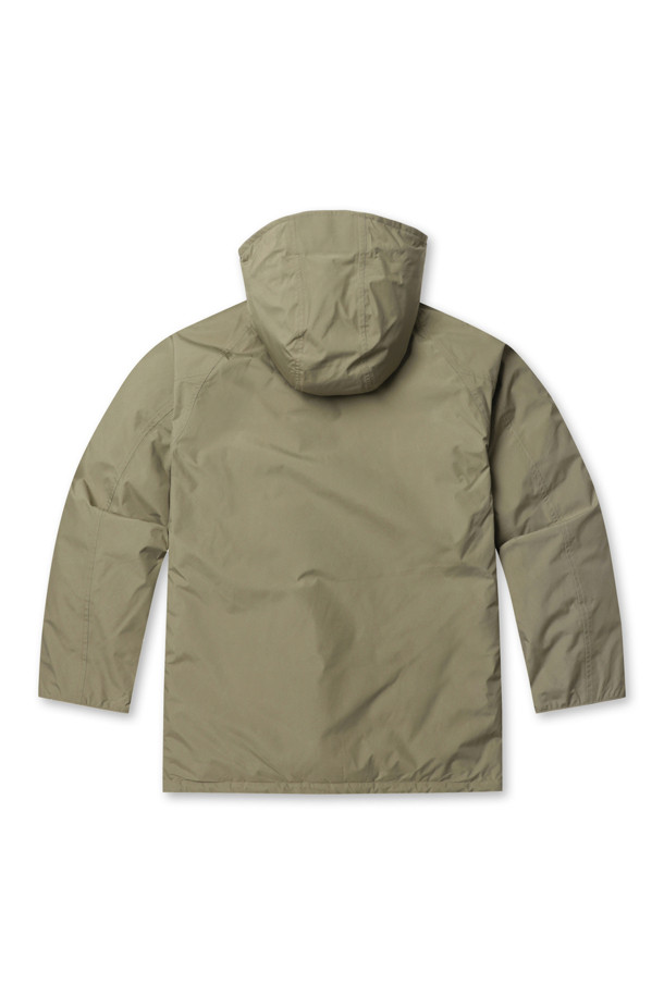 (NANAMICA) 고어텍스 다운 코트 - 카키 베이지는 남성용 아우터로, 겨울철 일상 및 아웃도어 활동에 적합합니다. 밀리터리 스타일과 아웃도어 무드를 동시에 느낄 수 있으며, 롱 기장의 무지 디자인이 특징입니다. 고어텍스, 폴리에스테르 소재를 사용하여 방수, 투습, 발수 기능을 갖추었으며, 두꺼운 두께감으로 보온성을 높였습니다. 레귤러핏으로 제작되었으며, 스냅과 지퍼 여밈 방식, 리브 소매, 내부 포켓 2개, 보안용 지퍼 포켓, 원핸드 스냅 등의 디테일을 더했습니다. 여행, 캠핑, 등산 등 다양한 TPO에 캐주얼, 고프코어, 워크웨어 스타일로 활용하기 좋습니다.
