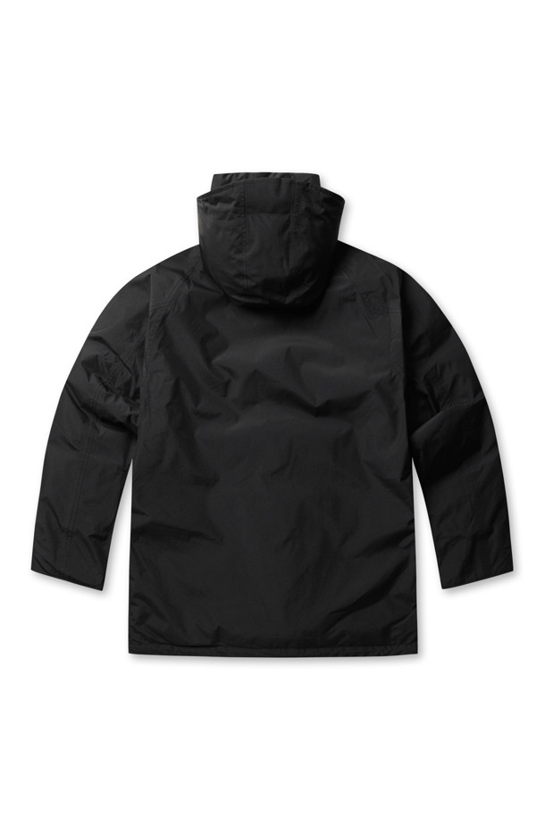 (NANAMICA) 고어텍스 다운 코트 - 블랙은 겨울철 출근룩을 위한 미니멀하고 시크한 스타일의 남성용 다운 코트입니다. 고어텍스 소재를 사용하여 방수, 투습, 발수 기능을 갖추어 쾌적함을 유지하며, 두꺼운 두께감으로 뛰어난 보온성을 제공합니다. 레귤러핏 디자인에 스냅과 지퍼 여밈 방식으로 편안하게 착용할 수 있으며, 긴 소매와 파카 형태의 코트 타입으로 제작되었습니다. 내부 포켓 2개와 보안용 지퍼 포켓, 리브 소매 디테일이 실용성을 더합니다. 블랙 컬러의 무지 디자인으로 다양한 의상과 쉽게 매치하여 클래식한 분위기를 연출할 수 있습니다.
