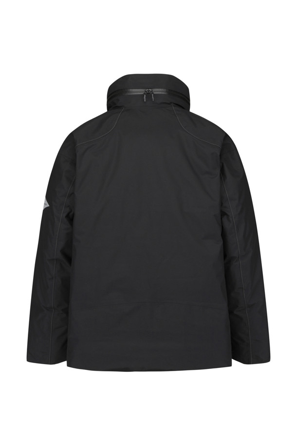 (AND WANDER) 레인 프로프 다운 재킷 - 블랙은 아웃도어 활동과 일상생활에서 모두 활용 가능한 남녀 공용 다운 재킷입니다. 방수, 투습 기능과 750 필파워 다운 충전재로 뛰어난 보온성을 제공하며, 겨드랑이 벤틸레이션으로 쾌적함을 유지합니다. 수납형 후드와 반사 스티치 디테일은 기능성과 디자인을 동시에 만족시키며, 레귤러핏으로 편안한 착용감을 선사합니다. 등산, 캠핑, 출근 등 다양한 TPO에 스포티, 고프코어 및 미니멀 스타일로 연출할 수 있습니다.
