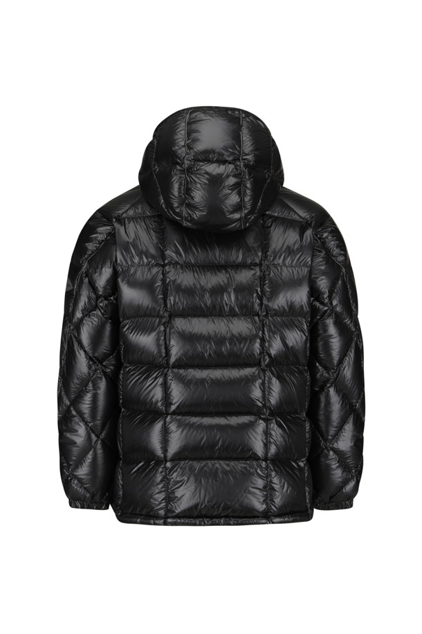 (AND WANDER) 다이아몬드 스티치 다운 후디 2 - 블랙은 아웃도어 활동과 일상에서 모두 활용 가능한 남녀 공용 다운 재킷입니다. 10데니어 PERTEX QUANTUM 소재와 헝가리산 화이트 구스 다운(93% 다운, 850 필파워)를 사용하여 뛰어난 보온성과 경량성을 제공합니다. 후드 기초 부분에는 보아 플리스 소재를 적용하여 부드러운 촉감을 더했으며, 다이아몬드 퀄팅 패턴과 미니멀한 디자인으로 스포티한 스타일을 연출합니다. 발수 기능과 밑단 드로우코드를 통해 변화무쌍한 날씨에도 쾌적하게 착용할 수 있으며, 여행, 등산, 캠핑 등 다양한 TPO에 활용 가능합니다.
