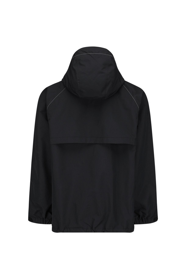 (AND WANDER) 루즈 핏 레인 재킷 - 블랙은 아웃도어 활동과 레인웨어를 위한 유니섹스 레인코트입니다. 3레이어 방수 소재와 20,000mm의 방수압, 10,000mm의 투습 기능으로 궂은 날씨에도 쾌적함을 유지합니다. 등 부분 벤틸레이션(환기구)을 장착하여 통기성을 높였으며, 루즈 핏 디자인으로 편안한 착용감을 제공합니다. 봄, 여름, 가을 시즌에 여행, 휴가, 캠핑 등 고프코어, 스포티, 미니멀 스타일 연출에 적합합니다. 블랙 컬러의 무지 디자인으로 다양한 룩에 활용하기 좋습니다.
