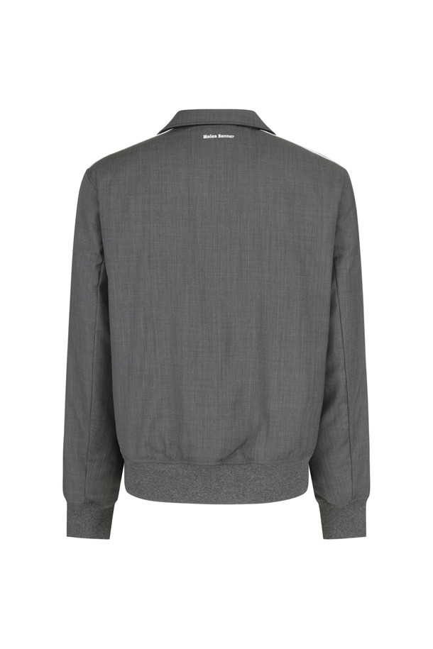 아디다스 X 웨일즈 보너 울 블루종 - 다크 그레이 헤더는 남성용 아우터로, 가을과 겨울에 착용하기 좋습니다. 다크 그레이 헤더 컬러의 무지 디자인이며, 스포티하면서도 클래식한 스타일을 연출합니다. 울 소재로 제작되어 부드러운 촉감을 자랑하며, 레귤러핏과 지퍼 여밈 방식으로 편안하게 착용할 수 있습니다. 리브드 밑단과 소매, 내부 주머니, 크로셰 3-스트라이프 디테일이 특징입니다. 출근룩, 비즈니스 캐주얼, 모임룩 등 다양한 TPO에 활용 가능하며, 미니멀하고 스포티한 스타일을 선호하는 분들께 추천합니다.
