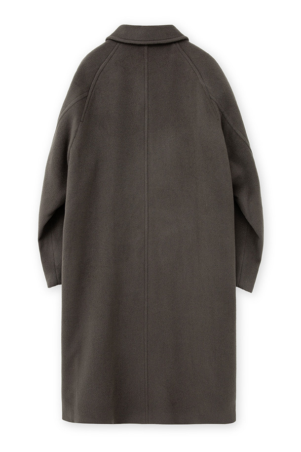 발마칸 코트 - 올리브 그레이는 가을과 겨울, 일상 속에서 클래식하고 미니멀한 스타일을 연출하기에 완벽한 남성용 아우터입니다. 호주산 파인 램스울을 사용하여 부드러운 촉감과 두꺼운 두께감을 자랑하며, 래글런 소매와 웰트 포켓 디테일로 실용성을 더했습니다. A라인 핏과 롱 기장으로 세련된 실루엣을 완성하며, 칼라 비조와 안주머니, 안감 벰버그, 폴리에스터 소재로 마감하여 보온성을 높였습니다. 버튼 여밈 방식으로 제작되었으며, 올리브 그레이 컬러는 어떤 룩에도 자연스럽게 녹아들어 겨울 데일리룩, 출근룩, 데이트룩 등 다양한 TPO에 활용하기 좋습니다.
