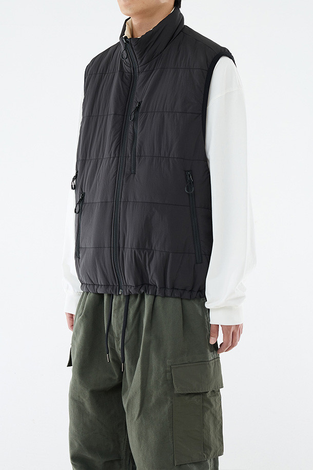 리버서블 퍼프 베스트 - 블랙/에크루는 남성용 아우터 베스트입니다. 캐주얼, 스포티, 미니멀한 스타일을 모두 아우르며, 가을과 겨울 두 계절에 걸쳐 데일리룩, 산책룩, 여행룩에 폭넓게 활용할 수 있습니다. 블랙과 에크루, 두 가지 컬러로 출시되어, 리버서블 디자인으로 한 벌로 두 가지 스타일을 연출할 수 있습니다. 루즈핏에 지퍼형 여밈 방식, 스탠드 카라, 지퍼 포켓, 사이드 포켓, 밑단 스토퍼, 그리고 신슐레이트 충전재를 적용하여 보온, 방수, 통기 기능을 제공합니다. 나일론 소재로 제작되어 두꺼운 두께감을 자랑합니다.
