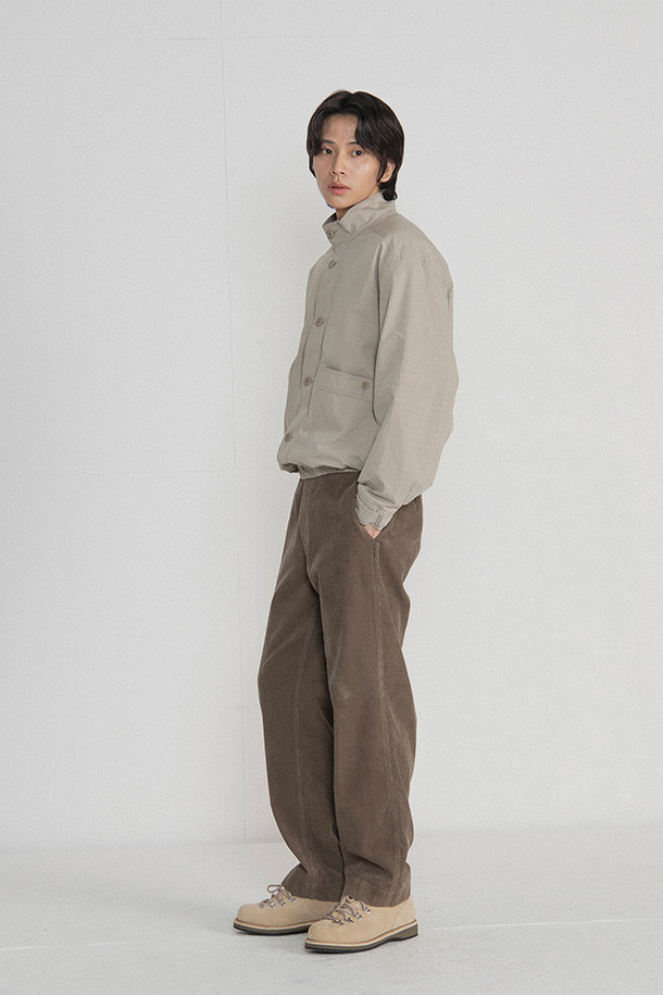 EXPLORER 재킷 - 스톤은 일상과 아웃도어 활동에 모두 적합한 남성용 자켓입니다. 고밀도 코튼 100% 원단에 바틱 가공을 더해 빈티지한 텍스처를 살렸으며, 봄, 가을 계절에 착용하기 좋습니다. 스탠다드핏으로 편안한 착용감을 제공하며, 크롭 기장과 지퍼 여밈 방식이 특징입니다. 뒷면 대형 포켓 2개와 양쪽 지퍼 주머니, 그리고 안감 폴리에스터 100%로 실용성을 더했습니다. 캐주얼 스타일을 연출하기 좋은 스톤 컬러의 아웃도어 재킷입니다.
