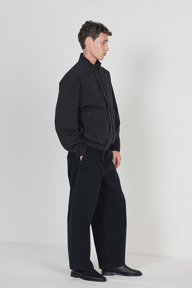 1980년대 빈티지 아웃도어 자켓을 재해석한 EXPLORER 재킷 - 블랙입니다. 면 소재의 스탠다드핏으로 제작되어 캐주얼하고 레트로한 스타일을 연출하며, 봄, 가을에 적합합니다. 바틱 가공 처리를 통해 빈티지한 무드를 더했으며, 양쪽 지퍼 포켓과 뒷면 대형 포켓 2개로 실용성을 높였습니다. 일상, 아웃도어 활동은 물론, 동네 마실룩, 여행룩, 가을 나들이룩 등 다양한 TPO에 활용하기 좋습니다. 자연스러운 경년변화가 특징이며, 부드러운 촉감의 중간 두께 자켓입니다.
