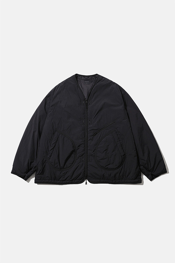 밀 라이너 재킷 - 블랙은 밀리터리 스타일과 캐주얼 무드를 동시에 느낄 수 있는 공용 라이너 재킷입니다. 두껍고 부드러운 나일론, 폴리에스테르 혼방 소재로 제작되어 간절기부터 겨울까지 따뜻하게 착용 가능하며, 루즈핏으로 편안한 착용감을 선사합니다. V넥 라인, 2웨이 지퍼, 다양한 포켓 디테일, 밑단 스토퍼, 이중 소매 커프스 및 신슐레이트 충전재가 적용되어 보온, 방풍, 경량, 통기 기능을 갖췄습니다. 겨울 데일리룩, 여행룩, 캐주얼, 미니멀, 워크웨어 스타일을 즐겨 입는 분들께 추천합니다.
