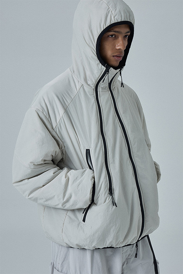 따뜻함과 스타일을 모두 갖춘 DOUBLE-ZIP INSULATED PARKA - 오이스터입니다. 부드러운 메탈릭 크링클 나일론 겉감과 보온성이 뛰어난 신슐레이트 충전재로 제작되어 한겨울 추위에도 끄떡없습니다. 2웨이 지퍼, 워머 포켓, 메쉬 가리개, 바인딩 처리된 밑단과 소매단 등 섬세한 디테일이 돋보이며, 오버핏 디자인으로 편안한 착용감을 선사합니다. 캐주얼, 미니멀, 고프코어 스타일을 즐기는 분들께 겨울철 데일리룩, 산책룩, 여행룩으로 추천합니다. 방풍 및 통기 기능으로 쾌적함까지 더했습니다.
