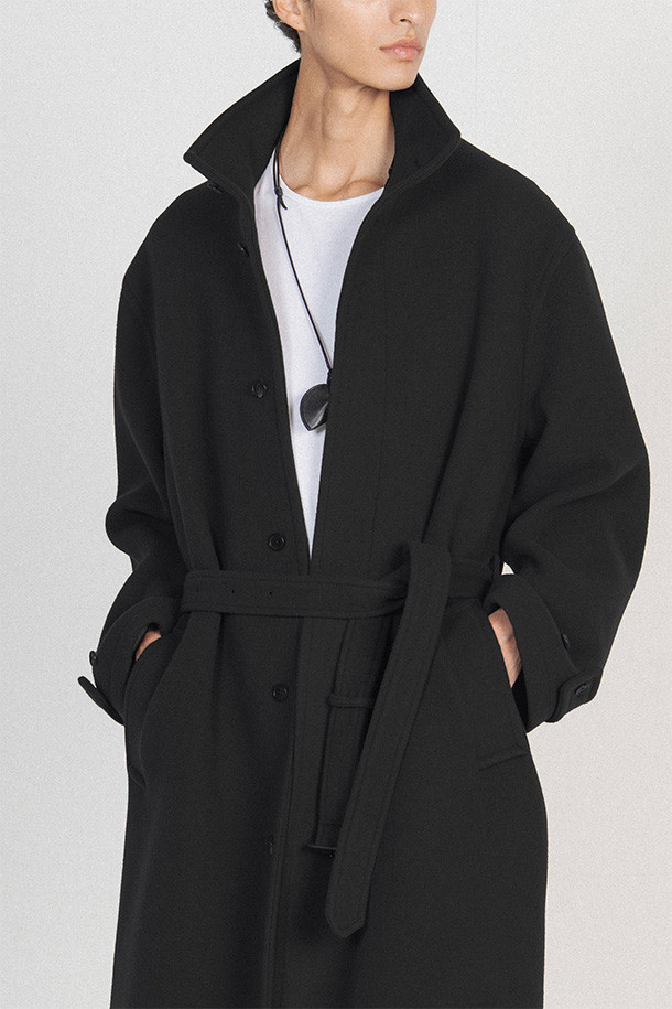 PURE WOOL STAND COLLAR COAT - BLACK은 가을과 겨울, 당신의 스타일을 완성할 완벽한 아우터입니다. 울 소재로 제작되어 부드러운 촉감과 뛰어난 보온성을 자랑하며, 벨트 디테일과 롱 기장의 레귤러핏 디자인이 클래식하고 미니멀한 매력을 더합니다. 스탠드 칼라 디자인은 시크한 분위기를 연출하며, 오피스룩, 비즈니스 캐주얼, 모임룩 등 다양한 TPO에 활용 가능합니다. 블랙 컬러는 어떤 옷에도 잘 어울려 데일리 코트로서 손색없으며, 안감은 폴리에스테르와 뱀베르그로 마감되어 고급스러움을 더했습니다.