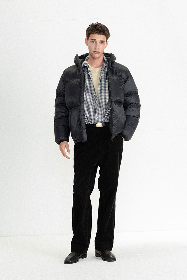 EVEREST (에베레스트) 구스다운 파카 - 블랙은 일상과 아웃도어 활동 모두에 적합한 남성용 겨울 아우터입니다. 미니멀하고 스포티한 디자인의 무지 스타일로, 톤온톤 스타일링에 용이합니다. 방수, 보온, 경량 기능을 갖춘 900+ 필파워의 구스다운 90:10 충전재와 Pertex Quantum pro 소재로 제작되어 뛰어난 보온성을 제공합니다. 후드, 투웨이 지퍼, 지퍼 포켓 등의 디테일이 돋보이며, RDS 인증을 받은 제품으로 윤리적인 가치까지 더했습니다. 여행, 캠핑, 등산 등 다양한 TPO (Time, Place, Occasion)에 활용 가능한 오버핏 파카입니다.
