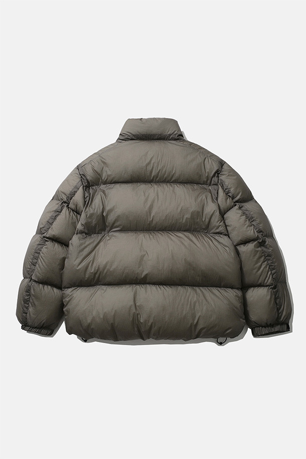 SHADOW PUFFER DOWN PARKA - 쉬어 올리브는 일상, 아웃도어 활동은 물론 여행과 캠핑, 등산 시에도 유용한 다운 파카입니다. 톤 다운된 올리브 컬러에 무지 디자인으로 어떤 스타일에도 쉽게 매치할 수 있으며, 캐주얼, 스포티, 고프코어 스타일을 연출하기 좋습니다. 구스다운 90:10 충전재와 FP800+의 높은 필파워, 방풍 및 발수 기능으로 뛰어난 보온성을 제공하며 경량 설계로 활동성을 높였습니다. 루즈핏으로 편안한 착용감을 선사하며, 양방향 지퍼, 높은 카라, 다양한 포켓, 벨크로 소매 조절 및 밑단 스토퍼 디테일로 기능성을 더했습니다. 겨울철 추위 속에서도 스타일과 따뜻함을 모두 놓치지 마세요.
