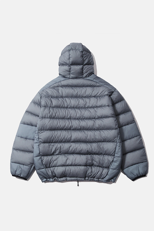 헬륨 후드 다운 재킷 - 쉬어 더스티 블루는 가을과 겨울, 일상과 여행, 캠핑 등 다양한 TPO에 활용 가능한 아우터입니다. 캐주얼, 미니멀, 고프코어 스타일을 아우르는 베이직하고 릴랙스 핏의 디자인으로, 무지 패턴과 얇은 두께로 제작되었습니다. 방풍, 발수, 보온 기능과 경량성을 갖춰 활동성을 높였으며, 후드, 하이넥, 밑단 스트링 디테일로 보온성을 더했습니다. 나일론, 구스다운, 폴리에스테르 등 3가지 주요 소재를 사용하여 편안한 착용감을 선사합니다. 집업 방식으로 간편하게 착용 가능하며, 긴 소매 기장으로 따뜻함을 유지해 줍니다.

