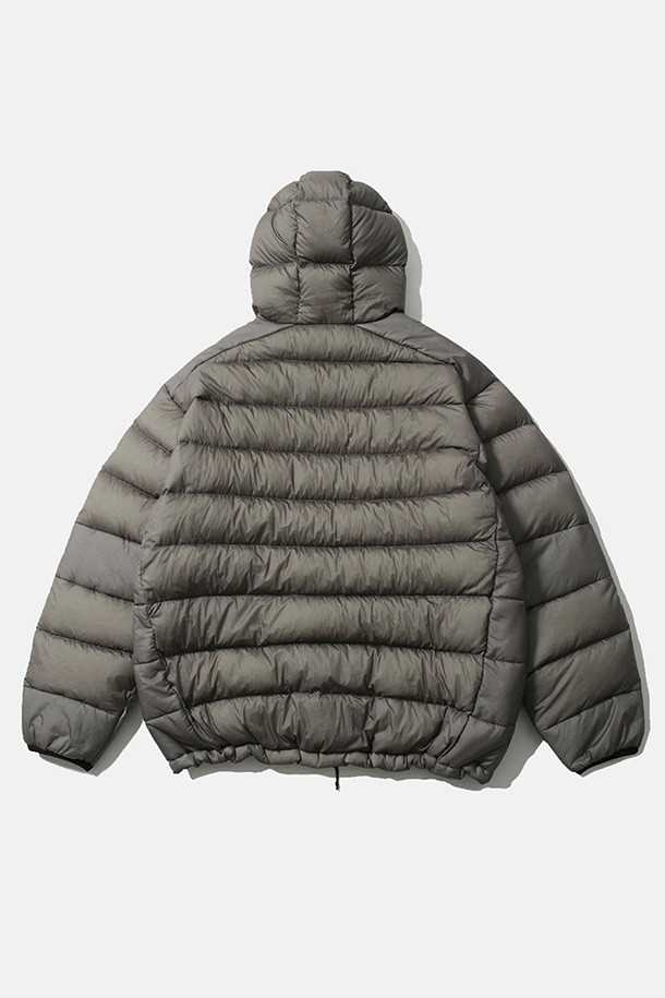 HELIUM 후디드 다운 재킷 - 시어 올리브는 일상, 출근룩, 여행룩에 모두 어울리는 공용 다운자켓입니다. 캐주얼, 스포티, 미니멀 스타일을 아우르는 디자인으로, 방풍, 발수 기능과 뛰어난 보온성, 경량성을 갖춘 겨울철 필수템입니다. 구스다운 90:10 충전재와 FP800+ 등급의 안감을 사용하여 우수한 보온성을 제공하며, 부드러운 나일론 소재와 루즈핏으로 편안한 착용감을 선사합니다. 양방향 지퍼, 지퍼 포켓, 내부 지퍼 포켓, 신축성 있는 소매 커프스, 밑단 스토퍼 등 다양한 기능으로 활용성을 높였습니다.
