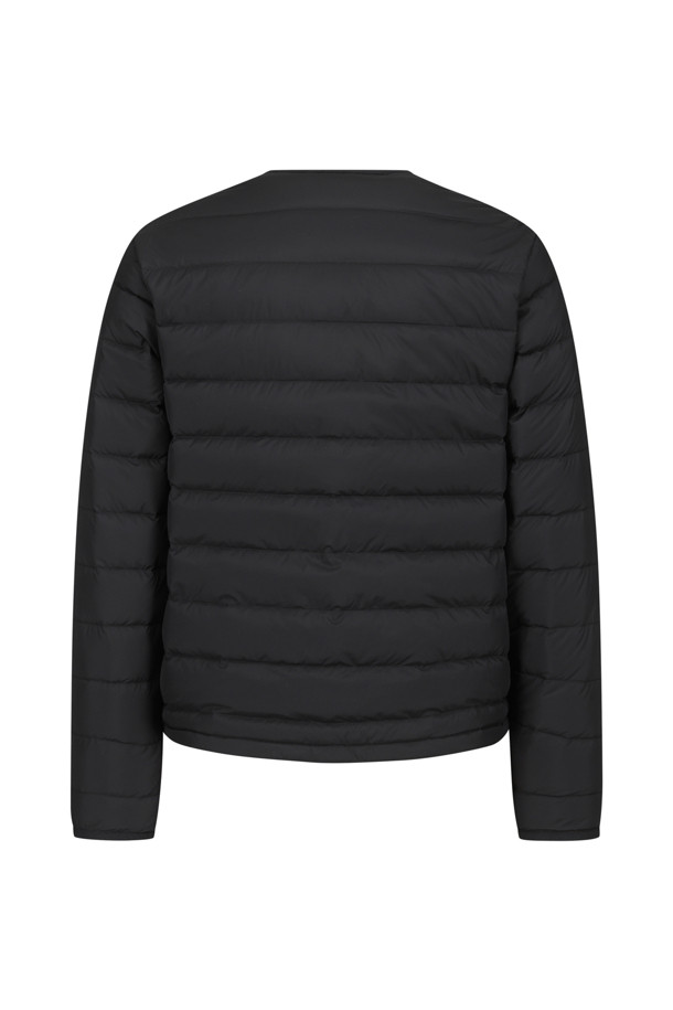 여성용 크루넥 이너 다운 재킷 - 블랙은 겨울철 일상과 출근룩에 모두 잘 어울리는 미니멀하고 베이직한 스타일의 다운 재킷입니다. 부드러운 촉감의 고밀도 우븐 나일론 태피터 소재를 사용하여 편안한 착용감을 선사하며, 라운드넥 디자인으로 어떤 옷에도 쉽게 매치할 수 있습니다. 친환경 재활용 다운 충전재와 두꺼운 두께감으로 뛰어난 보온성을 제공하며, 허리 신축성 드로코드와 수납 주머니가 있어 실용성을 더했습니다. 레귤러핏으로 제작되어 편안한 착용감을 선사하며, 긴 소매 기장과 스냅 여밈 방식이 특징입니다.
