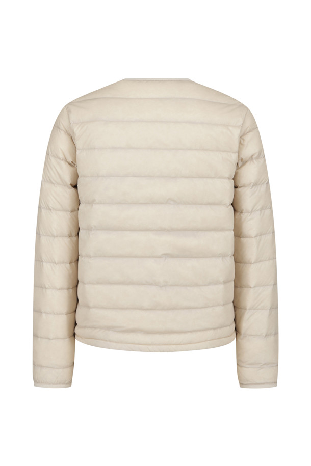 "WOMEN'S CREWNECK INNER DOWN JACKET - 오이스터 화이트"는 겨울철 여성의 따뜻함을 책임지는 다운 자켓입니다. 미니멀하고 베이직한 스타일로, 출근룩은 물론 다양한 일상 스타일에 매치하기 좋습니다. 부드러운 촉감의 고밀도 우븐 나일론 태피터 소재를 사용하여 편안한 착용감을 선사하며, 허리 드로코드를 통해 핏 조절이 가능합니다. 친환경 재활용 다운 충전재와 숏패딩 디자인으로 보온성과 경량성을 동시에 갖췄으며, 수납 주머니가 있어 실용적입니다. 집업 방식에 크롭 기장으로, 세련된 겨울 스타일을 완성해 보세요.
