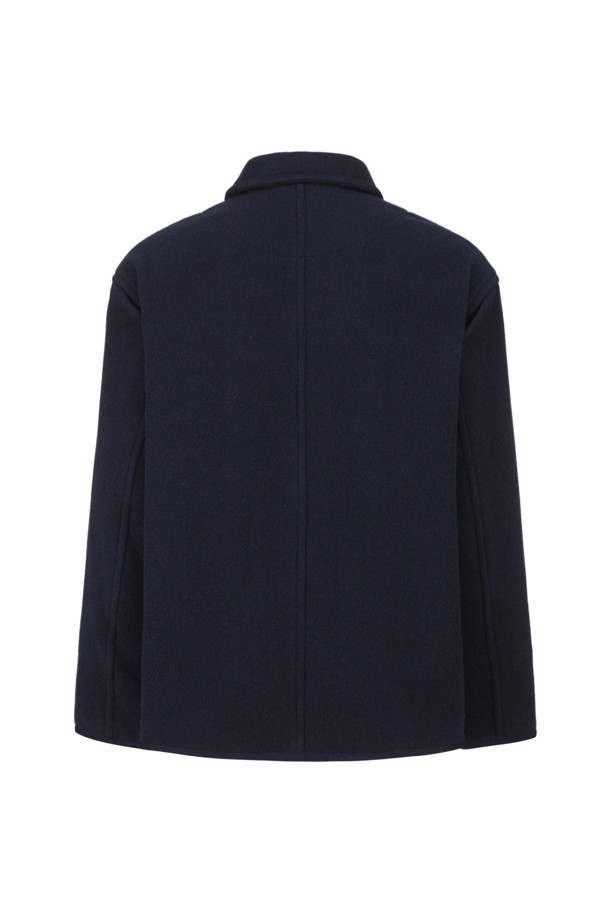 MEN'S 울 라이트 파일 커버롤 재킷 - 네이비는 가을과 겨울에 어울리는 남성용 자켓입니다. 캐주얼과 워크웨어 스타일을 넘나들며, 출근룩, 비즈니스 캐주얼, 모임룩 등 다양한 TPO에 활용할 수 있습니다. 부드러운 촉감의 울 소재와 두꺼운 두께감으로 보온성을 높였으며, 와이드 핏과 긴 소매 기장으로 편안한 착용감을 제공합니다. 무지 디자인에 버튼 여밈 방식, 헤링본 테이프 파이핑, 경량, 그리고 이중 브러시 가공 등의 디테일이 돋보이는 워크자켓입니다. 클래식, 미니멀, 워크웨어 스타일을 즐기는 남성에게 적합한 네이비 컬러의 자켓입니다.
