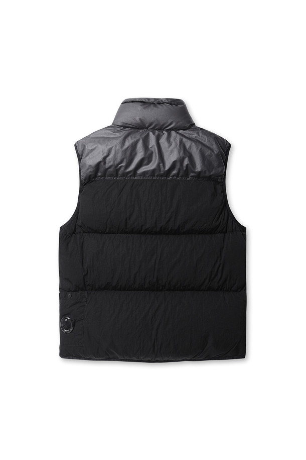 (C.P. 컴퍼니) 에코 크롬-R 믹스드 다운 베스트 - 17CMOW033A006369M 블랙은 남성용 아우터 베스트입니다. 가을과 겨울에 착용하기 좋으며 일상, 산책, 여행 등 다양한 TPO에 활용할 수 있습니다. 캐주얼, 스포티, 미니멀 스타일을 연출하기에 적합하며, 무지 패턴에 레귤러 핏으로 제작되었습니다. 두꺼운 두께감의 나일론 소재이며, 2-way 지퍼, 히든 후드, 가먼트 다잉 워싱 등의 특징을 갖춘 패딩 베스트입니다. 안감은 패딩으로 마감되어 보온성을 높였습니다.
