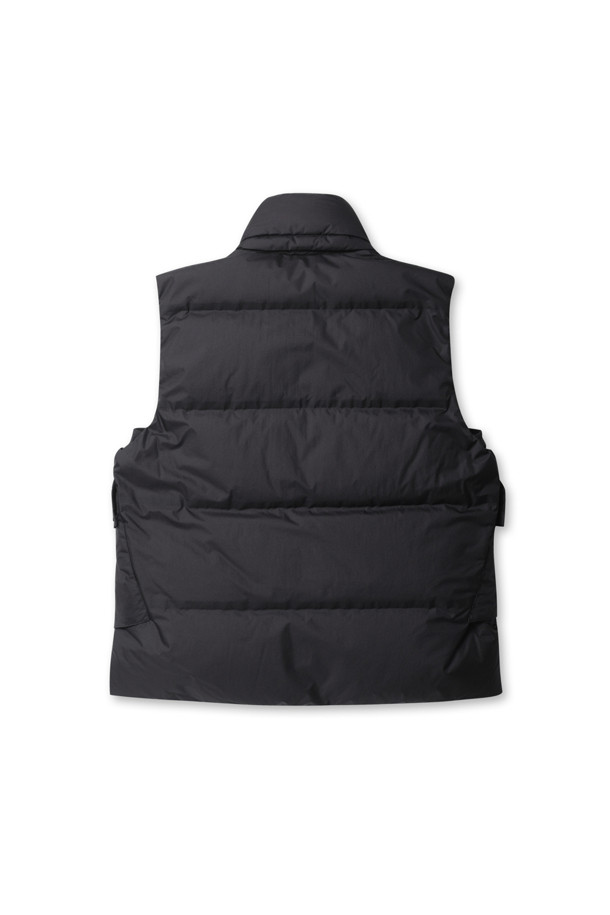 (C.P. 컴퍼니) 더 메트로폴리스 시리즈 퍼텍스 후드 다운 베스트는 남성용 아우터입니다. 블랙 색상의 무지 패턴으로, 가을과 겨울에 두꺼운 두께감으로 따뜻하게 착용할 수 있습니다. 캐주얼 및 스포티한 스타일을 연출하며, 일상, 산책, 여행 등 다양한 TPO에 활용하기 좋습니다. 레귤러핏의 민소매 디자인으로, 후드와 2웨이 지퍼, 레이저 로고 배지, 다운 충전재를 갖춘 패딩 베스트입니다.
