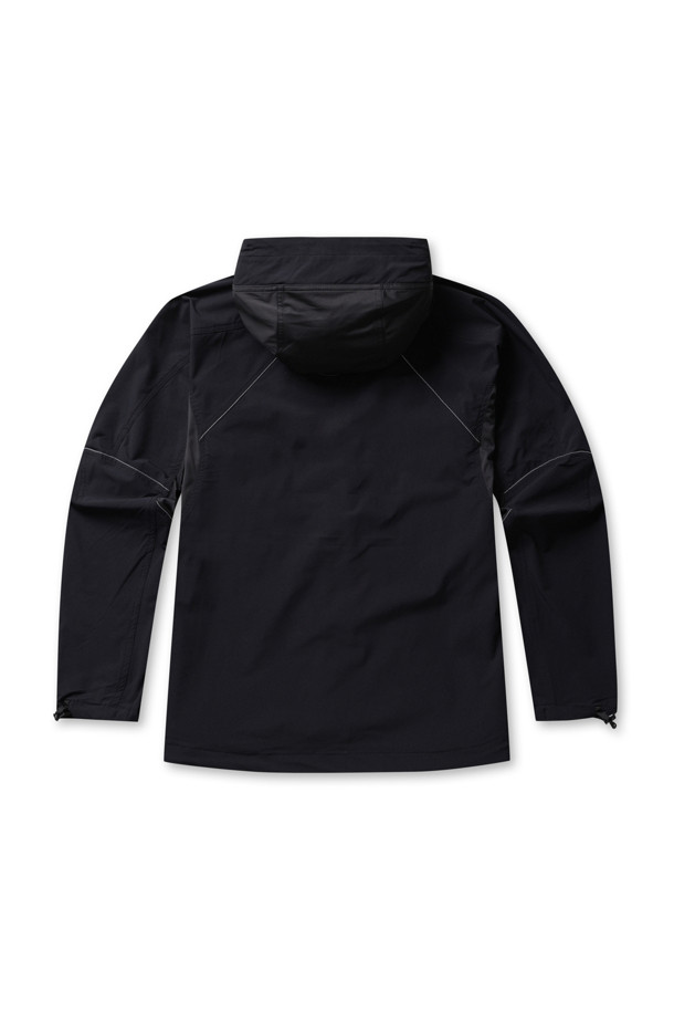 **트렉 재킷 3 - 블랙**은 아웃도어 활동과 일상에서 모두 활용 가능한 레귤러핏 재킷입니다. ZGRAV 소재를 사용하여 봄, 가을 간절기에 적합하며, 스포티와 캐주얼 스타일을 동시에 연출합니다. 블랙 컬러에 후드, 지퍼 포켓, 반사 로고 프린트, 번지 스타일 조임끈 등 다양한 디테일이 돋보입니다. 발수 기능과 내구성을 갖춰 활동성을 높였으며, 등산룩, 여행룩, 산책룩 등 다양한 TPO에 잘 어울립니다. 긴 소매의 지퍼형 여밈 방식으로 편리하게 착용할 수 있습니다.
