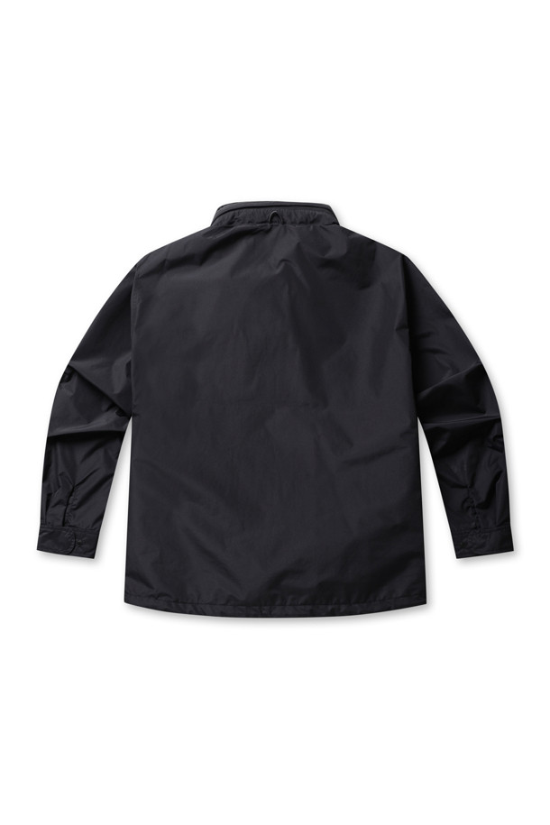 **고어텍스 윈드스토퍼 퍼펙트 피싱 재킷 - 블랙**

남성용 고어텍스 윈드스토퍼 소재의 블랙 재킷입니다. 방수 및 방풍 기능을 갖춰 낚시, 캠핑, 여행 등 다양한 야외 활동에 적합하며, 일상에서도 스타일리시하게 착용할 수 있습니다. 스포티하고 밀리터리한 무드를 동시에 연출하며, 레귤러 핏에 집업 스타일로 편안하게 착용 가능합니다. 후드 수납이 가능하며, 다수의 포켓이 있어 수납성을 높였습니다. 봄, 가을, 겨울, 세 계절 모두 활용할 수 있는 두꺼운 두께감의 재킷입니다.
