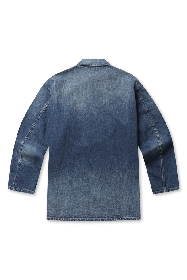 M-41 US ARMY(엠-41 US 아미) 데님 커버올 재킷은 남성용 아우터로, 미디엄 다크 블루 컬러의 데님 소재로 제작되었습니다. 봄, 가을에 착용하기 좋으며, 밀리터리 및 캐주얼 스타일을 즐기는 분들께 적합합니다. 레귤러 핏에 긴 소매, 버튼 여밈 방식으로 디자인되었으며, 플랩 패치 포켓과 4홀 금속 단추, 셀비지 데님을 사용하여 US ARMY(US 아미) 스타일을 완벽하게 재현했습니다. 두꺼운 두께감과 뻣뻣한 촉감으로 워크웨어, 클래식, 캐주얼 스타일을 연출할 수 있어 동네 마실룩이나 가을 나들이룩에 활용하기 좋습니다.
