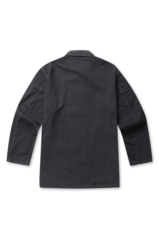 M-41 US ARMY 데님 커버올 재킷 - 미디엄 블랙은 남성용 아우터로, 봄, 가을에 착용하기 좋은 두꺼운 두께감의 데님 커버올 재킷입니다. 캐주얼과 밀리터리 스타일을 동시에 느낄 수 있으며, 무지 패턴의 블랙 컬러가 특징입니다. 11.05oz 셀비지 데님 소재로 제작되어 뻣뻣한 촉감을 가지며, 레귤러핏에 긴 소매, 버튼 여밈 방식, 그리고 대형 패치 포켓과 4홀 금속 단추 디테일이 돋보입니다. 데이트룩이나 가을 나들이룩에 활용하기 좋으며, 캐주얼, 클래식, 워크웨어 스타일을 즐기는 분들께 추천합니다.
