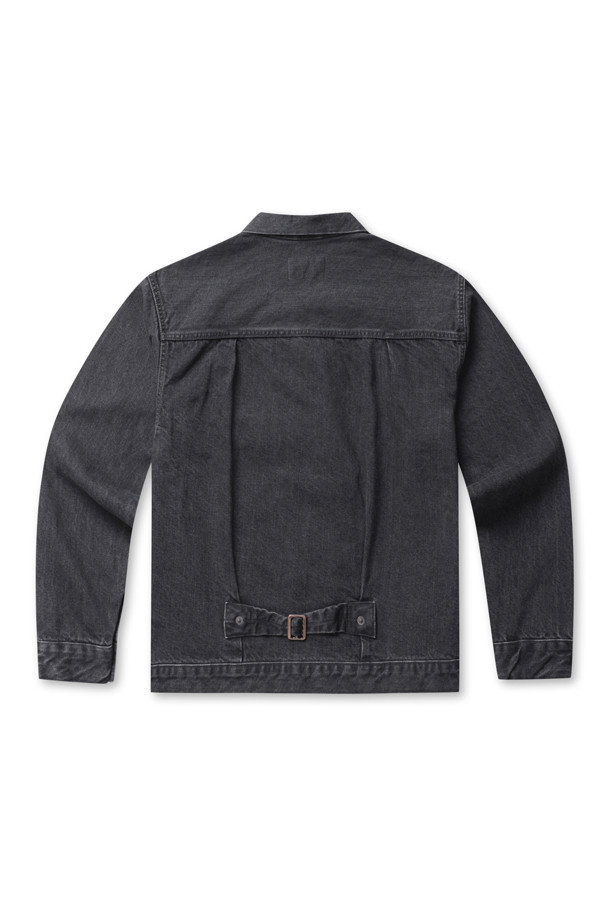 싱글 포켓 데님 재킷 - 미디엄 블랙은 남녀 모두 착용 가능한 데님 재킷입니다. 캐주얼하고 베이직한 스타일로, 봄, 가을에 활용하기 좋습니다. 뻣뻣한 촉감의 두꺼운 데님 소재로 제작되었으며, 박시한 핏과 긴 소매 기장이 특징입니다. 싱글 플랩 포켓과 셀비지 데님 디테일로 디자인되었으며, 버튼 여밈 방식입니다. 데이트룩이나 가을 나들이룩에 미니멀하게 연출하기 좋습니다.
