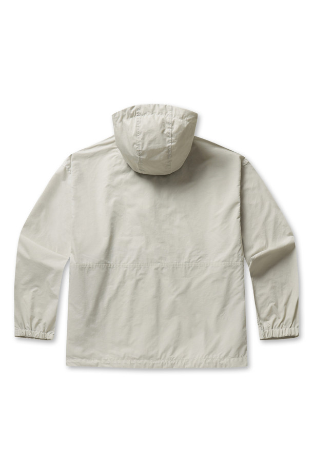 **MENS STUNNER NYLON HOODED JACKET - GREIGE (멘스 스터너 나일론 후드 재킷 - 그레이지)**

가볍고 편안한 착용감의 남성용 후드 재킷입니다. 봄, 가을 시즌에 적합하며, 캐주얼, 미니멀, 시티보이 스타일을 연출하기 좋습니다. 그레이지 컬러의 무지 디자인으로 어떤 옷에도 쉽게 매치할 수 있습니다. 레귤러핏에 지퍼형 여밈 방식이며, 얇은 두께감과 긴 소매 기장으로 제작되었습니다. 내부 메시 포켓, 가슴 부분 스티치 디테일, 더블 지퍼, 코팅 처리된 안감이 특징입니다.
