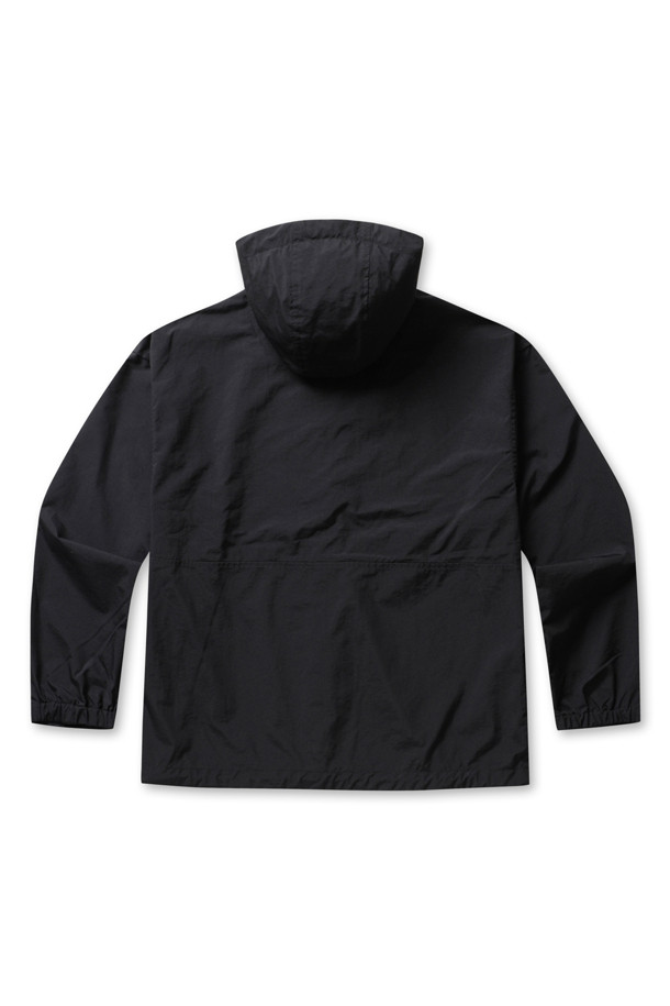 **MENS STUNNER 나일론 후드 재킷 - 블랙**

가볍고 부드러운 촉감의 MENS STUNNER (맨즈 스터너) 나일론 후드 재킷입니다. 일상, 산책, 여행 등 다양한 TPO에 활용하기 좋은 블랙 컬러의 후드 재킷으로, 봄, 가을 간절기에 적합합니다. 스포티, 캐주얼, 미니멀 스타일을 연출하기 좋으며, 레귤러 핏에 무지 디자인으로 어떤 스타일에도 쉽게 매치할 수 있습니다. 내부 메시 포켓, 가슴 부분 스티치 디테일, 더블 지퍼, 코팅 처리된 안감 등 섬세한 디테일이 돋보이는 제품입니다. 간편하게 걸치기 좋은 얇은 두께의 긴 소매 후드 재킷을 만나보세요.
