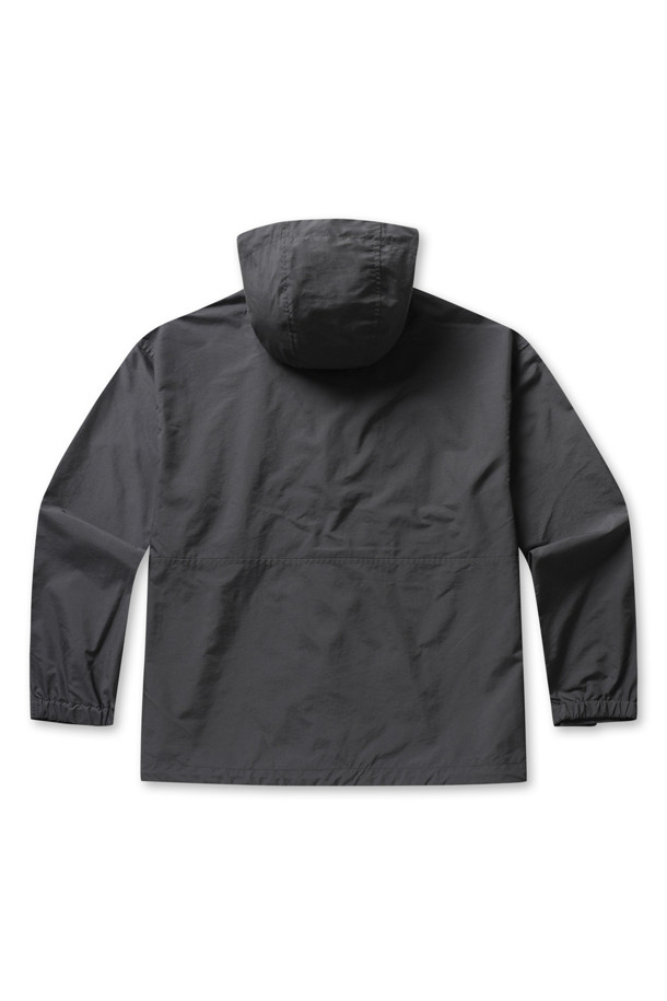 **멘즈 스터너 나일론 후드 재킷 - 차콜**

가볍고 부드러운 촉감의 남성용 후드 재킷입니다. 일상, 산책, 여행 등 다양한 TPO에 활용 가능하며, 캐주얼, 스포티, 미니멀 스타일을 연출하기 좋습니다. 얇은 두께감으로 봄, 가을 간절기에 적합하며, 무지 디자인에 레귤러 핏으로 제작되었습니다. 지퍼와 더블 지퍼 여밈 방식으로 편안하게 착용할 수 있으며, 내부 메시 포켓과 가슴 스티치 디테일, 코팅 안감으로 기능성을 더했습니다. 차콜 컬러로 어떤 옷에도 쉽게 매치하여 세련된 스타일을 완성할 수 있습니다.
