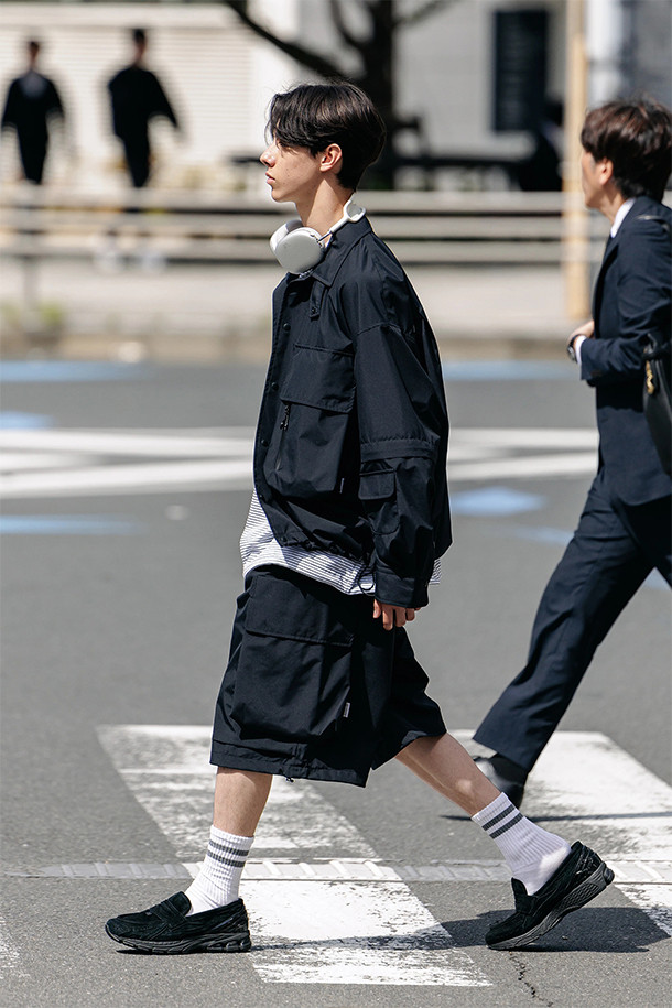 (CLESSTE) 고어텍스 랩스 디테쳐블 웨이딩 셔츠 재킷 - 블랙은 남성용 셔츠 재킷으로, 어반 아웃도어 및 피싱 활동에 적합합니다. 봄, 가을 계절에 착용하기 좋으며, 스포티하고 아웃도어 스타일을 연출합니다. 고어텍스 소재로 제작되어 방풍, 투습, 발수 기능을 갖추었습니다. 디테쳐블 소매 디자인으로 긴 소매와 반소매, 두 가지 스타일을 즐길 수 있으며, 가슴 포켓과 턱 스트랩이 특징입니다. 여행룩, 캠핑룩, 등산룩에 활용하기 좋은 고프코어, 스포티, 미니멀 스타일의 제품입니다.
