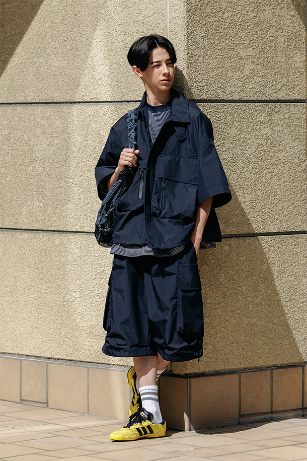 (CLESSTE) 고어텍스 랩스 탈부착 와딩 셔츠 재킷 - 네이비는 아웃도어 활동과 일상에서 활용 가능한 셔츠 재킷입니다. 방풍, 투습, 발수 기능을 갖춘 고어텍스 소재를 사용하여 봄, 여름 시즌에 쾌적하게 착용할 수 있습니다. 소매 탈부착이 가능하여 반소매와 긴소매 두 가지 스타일로 연출할 수 있으며, 가슴 포켓과 칼라 턱 스트랩 디테일이 돋보입니다. 레귤러핏으로 제작되어 여행, 캠핑, 등산 등 다양한 TPO에 캐주얼, 스포티, 고프코어 스타일을 더해줍니다. 네이비 컬러의 무지 디자인으로 어떤 옷에도 쉽게 매치할 수 있습니다.
