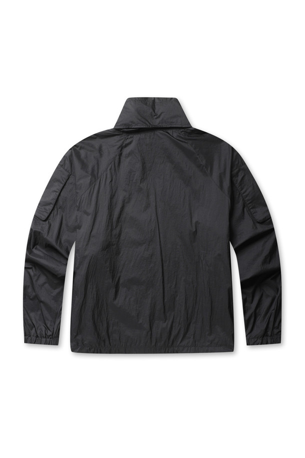 TECH 윈드 쉘 재킷 - 블랙은 일상과 스포츠 활동 모두에 적합한 공용 윈드브레이커입니다. 봄, 여름 시즌에 착용하기 좋으며, 미니멀하고 스포티한 스타일을 연출합니다. 가볍고 부드러운 나일론과 폴리우레탄 소재로 제작되어 편안한 착용감을 제공하며, 얇은 두께감으로 간절기에 활용하기 좋습니다. 후드 수납, 발수 기능, 통기성을 갖춰 활동성을 높였으며, 산책, 러닝, 여행 시에도 유용하게 활용할 수 있습니다. 블랙 컬러의 무지 디자인에 레귤러핏과 집업 스타일로, 다양한 룩에 매치하기 용이합니다.
