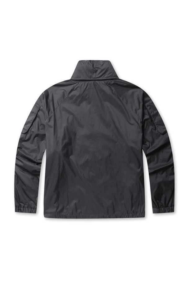 TECH WIND SHELL 재킷 - 차콜은 아웃도어 활동과 일상생활 모두에 적합한 윈드쉘 재킷입니다. 봄, 가을에 착용하기 좋으며, 스포티하고 캐주얼한 스타일을 연출할 수 있습니다. 차콜 컬러의 무지 디자인으로 어떤 옷에도 잘 어울립니다. 레귤러 핏으로 제작되었으며, 후드 수납이 가능하고 발수, 통기, 스트레치 기능이 있어 활동성을 높여줍니다. 나일론과 폴리우레탄 혼방 소재로 제작되어 부드러운 촉감과 얇은 두께감을 자랑합니다.
