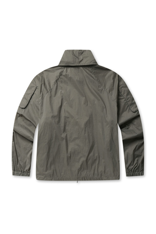 TECH WIND SHELL 재킷 - 울프그레이는 남성용 아우터 자켓입니다. 봄, 가을에 적합하며, 일상 및 아웃도어 활동에 모두 활용할 수 있습니다. 무지 패턴의 레귤러 핏 윈드브레이커 스타일로, 집업 방식으로 편안하게 착용 가능합니다. 나일론과 폴리우레탄 소재로 제작되어 얇지만, 발수, 방수, 통기 기능을 갖추어 활동성을 높였습니다. 후드 수납이 가능하며, 캐주얼, 스포티, 미니멀 스타일을 연출할 수 있어 동네 마실룩, 산책룩, 여행룩에 안성맞춤입니다.
