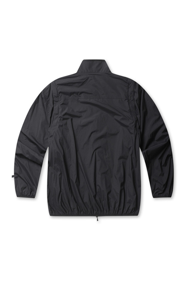 TECH 리버시블 필드 재킷 - 블랙은 캐주얼, 스포티, 미니멀 스타일을 추구하는 남녀 모두를 위한 아우터입니다. 봄, 가을에 적합하며, 일상생활에서 편안하게 착용할 수 있습니다. 앞면은 마이크로 립스톱 소재, 뒷면은 메시 소재로 제작되어, 탈부착 가능한 소매와 스탠드업 칼라가 특징입니다. 레귤러 핏의 집업 스타일로, 동네 마실룩, 산책룩, 여행룩 등 다양한 TPO에 활용하기 좋습니다. 무지 디자인의 블랙 컬러로 어떤 옷에도 쉽게 매치할 수 있습니다.
