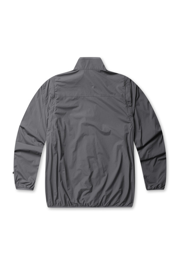 **TECH REVERSIBLE FIELD 재킷 - 차콜**

일상과 가을 나들이에 어울리는 TECH REVERSIBLE FIELD 재킷은 차콜 색상의 테크니컬하고 캐주얼한 무드를 연출합니다. 마이크로 립스톱과 메시 소재로 제작되어 가볍고, 양면 디자인과 탈부착 가능한 소매, 스탠드업 칼라가 특징입니다. 레귤러 핏에 집업 여밈 방식, 긴 소매 기장으로 간절기 날씨에 유용하게 활용할 수 있습니다. 무지 패턴의 레귤러 기장 필드 재킷으로, 미니멀한 스타일을 선호하는 분들께 추천합니다.
