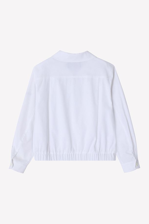 세인트 제임스 (Saint James) Matin - 오프 화이트는 여성스러운 무드를 연출하는 집업 자켓입니다. 봄, 가을 계절에 어울리는 릴랙스 핏으로 편안하게 착용 가능하며, 라운드 칼라 디자인과 플레인 포켓, 밴드 디테일이 특징입니다. 린넨과 면 혼방 소재로 제작되어 자연스러운 주름 효과를 주며, 데이트룩, 카페룩, 봄 소풍룩 등 다양한 TPO에 활용할 수 있습니다. 미니멀, 클래식, 로맨틱 스타일을 즐겨 입는 분들께 추천합니다.
