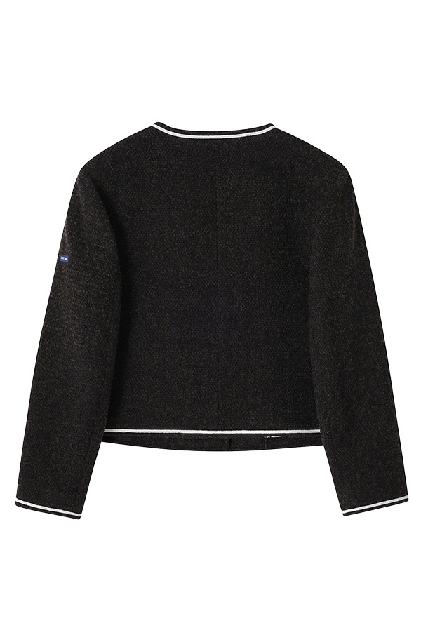 **생 로랑 비쥬 - 다크 브라운**은 클래식한 매력을 선사하는 여성용 트위드 재킷입니다. 봄, 가을 시즌에 어울리는 이 자켓은 오피스룩, 모임룩, 데이트룩 등 다양한 TPO에 활용 가능하며, 미니멀하고 시크한 스타일을 연출합니다. 다크 브라운 컬러에 긴 소매 기장, 레귤러 기장으로 제작되어 편안하면서도 세련된 핏을 자랑합니다. 울, 나일론, 폴리에스터, 아크릴 혼방 소재에 골드 로고 버튼, 트리밍 테이프 아웃라인 마감, 전체 안감 처리, 면과 폴리에스터 안감으로 고급스러움을 더했습니다.
