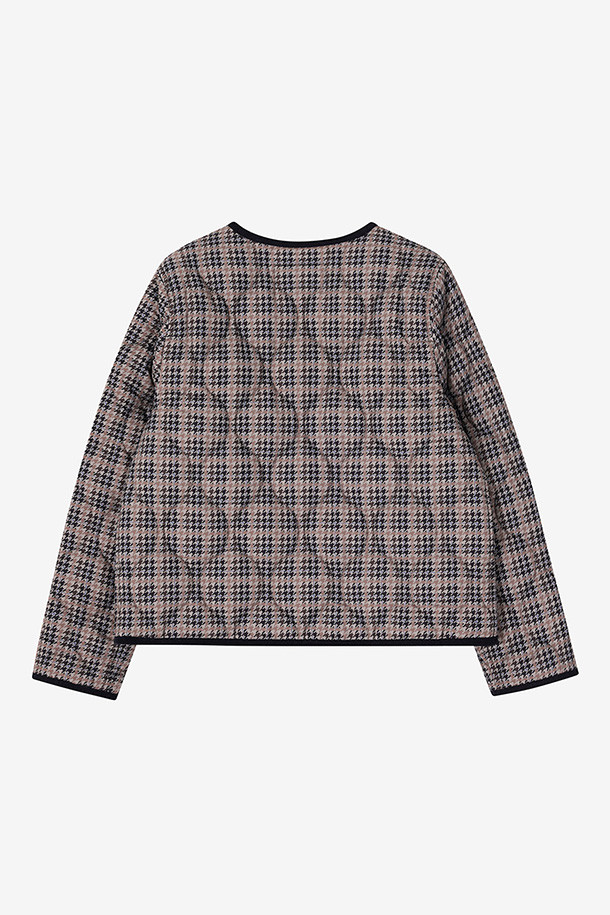 (Saint James) 뉴 마리안 - 체크는 겨울 시즌, 클래식한 스타일을 연출하는 여성용 퀼팅 재킷입니다. 부드러운 촉감의 폴리에스테르 소재에 두꺼운 두께감으로 보온성을 높였으며, 체크 패턴과 버튼 여밈으로 클래식한 무드를 더했습니다. 크롭 기장과 레귤러 핏으로 제작되었으며, 3M 씬슐레이트 충전재, 코듀로이 파이핑 디테일, 양면 퀼팅, 지속가능한 원단을 사용하여 기능성과 디자인을 모두 잡았습니다. 겨울 데일리룩 또는 모임룩에 미니멀하고 캐주얼하게 코디하여 세련된 스타일을 완성해보세요.
