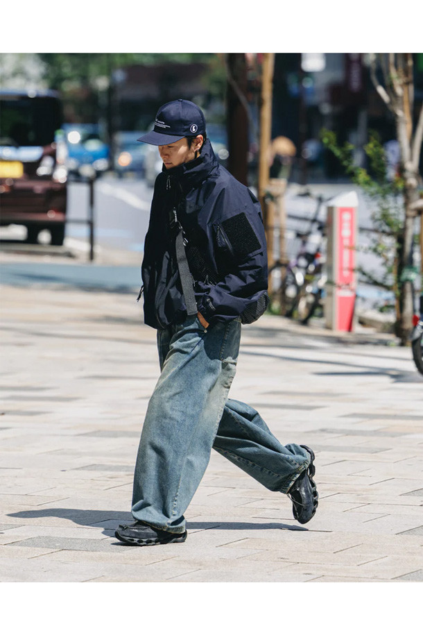 (CLESSTE) 빈티지 데님 셀비지 매시브 트위스트 팬츠 - 빈티지 인디고는 남성용 데님 팬츠입니다. 빈티지 인디고 컬러의 무지 디자인으로, 봄, 가을에 어울리는 두꺼운 두께감의 와이드 핏 긴바지입니다. 셀비지 디테일과 빈티지 워싱으로 빈티지 및 캐주얼 스타일을 연출하며, 루즈핏으로 편안한 착용감을 선사합니다. 데이트룩과 캠핑룩, 캐주얼 및 미니멀 스타일 연출에 적합합니다.
