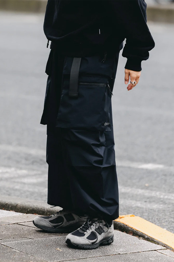 (CLESSTE) GTX CITY MILITARY CURVE PANTS - BLACK는 남성용 밀리터리 팬츠입니다. 방수 기능이 뛰어난 GTX 소재를 사용하여 잦은 비에도 쾌적함을 유지하며, 두꺼운 두께감으로 겨울철에도 따뜻하게 착용할 수 있습니다. 루즈핏으로 제작되어 편안한 착용감을 제공하며, 카고 포켓 디테일이 밀리터리 스타일을 더합니다. 여행룩, 캠핑룩, 스트릿, 고프코어 및 미니멀 스타일 연출에 적합한 블랙 컬러의 긴바지입니다.
